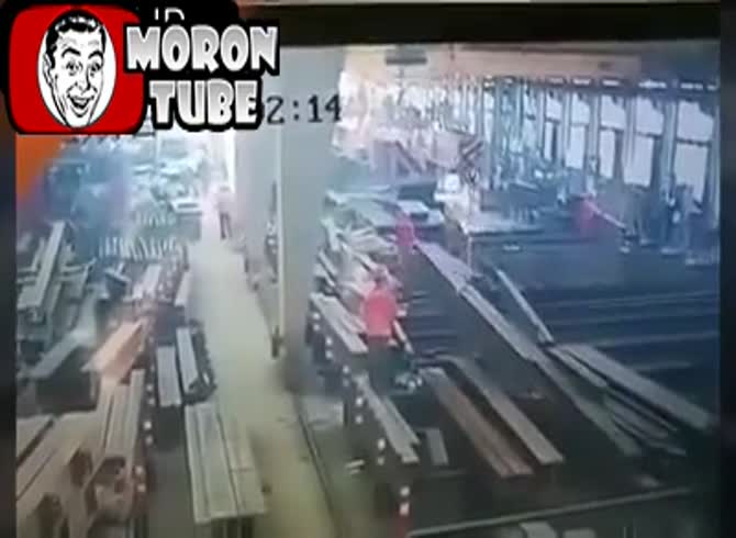 Video :A steel beam that falls destroys a worker